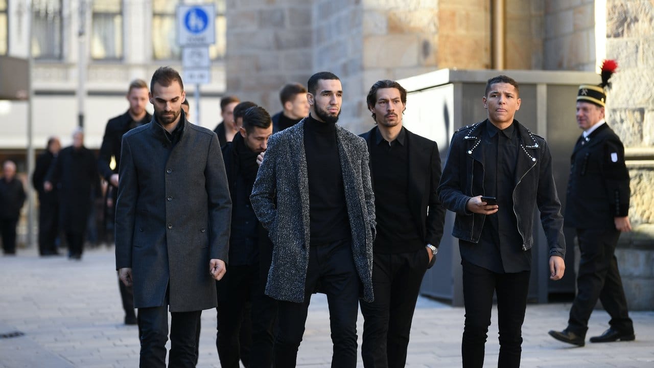 Die Schalke-Spieler Amine Harit (r-l), Benjamin Stambouli und Nabil Bentaleb auf dem Weg zur Trauerfeier.