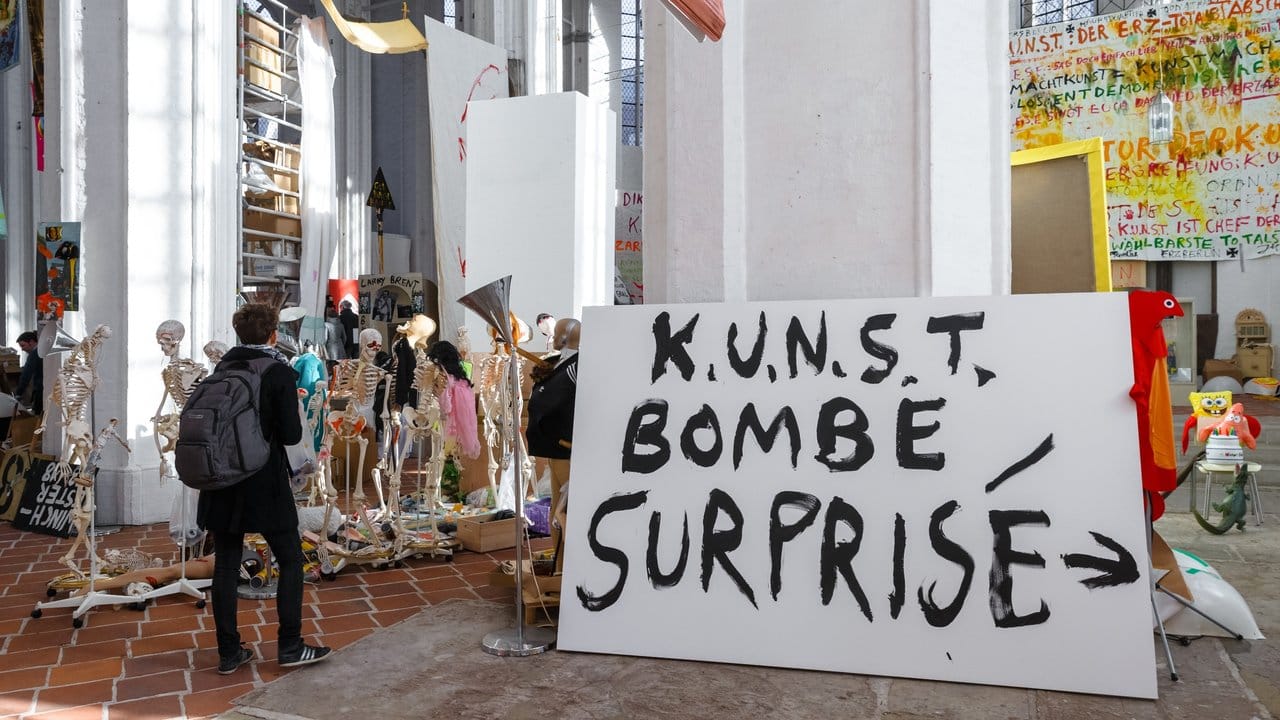 Die Installation "Grossmutter/Macht" des Künstlers Jonathan Meese ist in der Lübecker Kirche St. Die Installation "Grossmutter/Macht" des Künstlers Jonathan Meese ist in der Lübecker Kirche St.