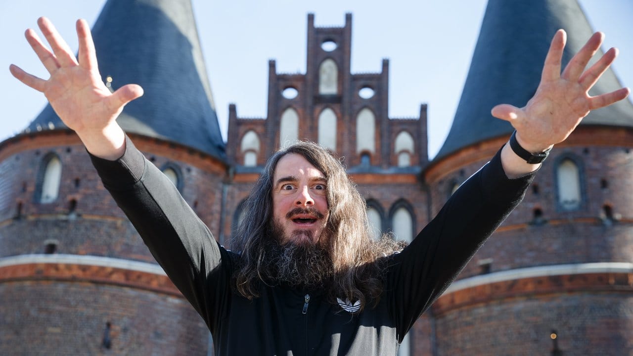 Der Künstler Jonathan Meese am Lübecker Holstentor. Der Künstler Jonathan Meese am Lübecker Holstentor.