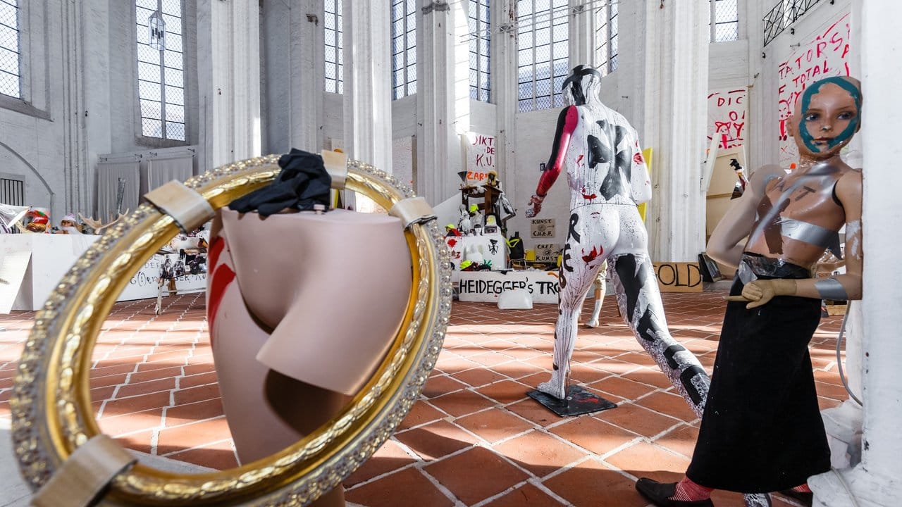 Die Meese-Installation "Grossmutter/Macht" in Lübeck. Die Meese-Installation "Grossmutter/Macht" in Lübeck.