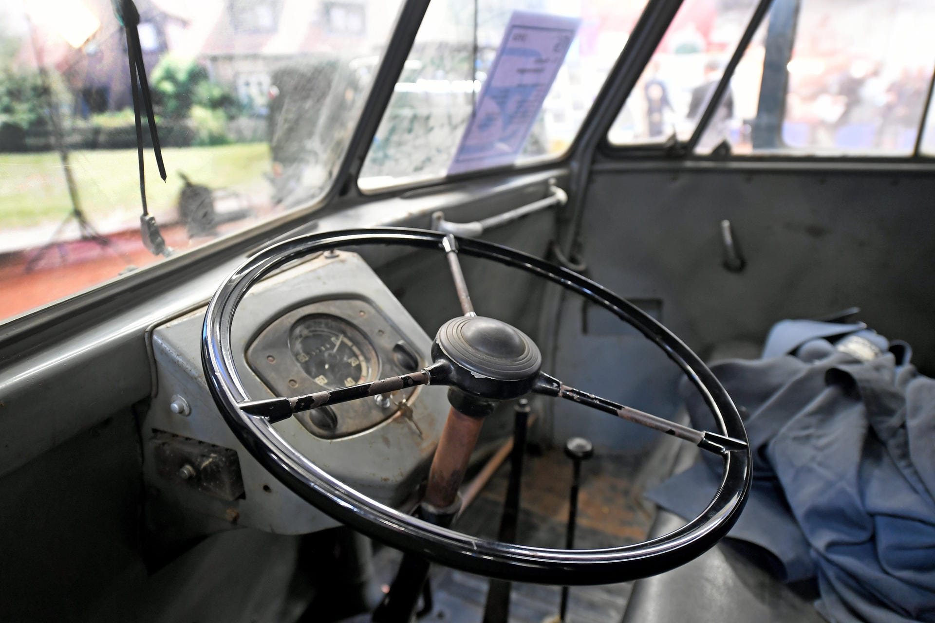 Spartanisches Cockpit: Der VW T1 aus dem Jahr 1953 war der erste Bulli, der als Radarblitzer in Niedersachsen im Einsatz war.