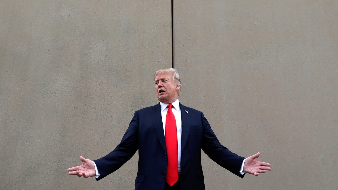 US-Präsident Donald Trump vor einem Prototypen der Grenzmauer zu Mexiko in San Diego.
