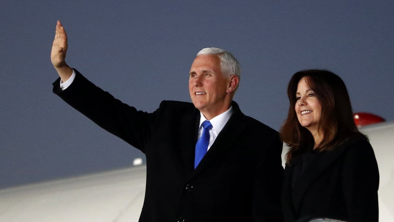 US-Vizepräsident Mike Pence und seine Frau Karen bei ihrer Ankunft auf dem Münchner Flughafen.