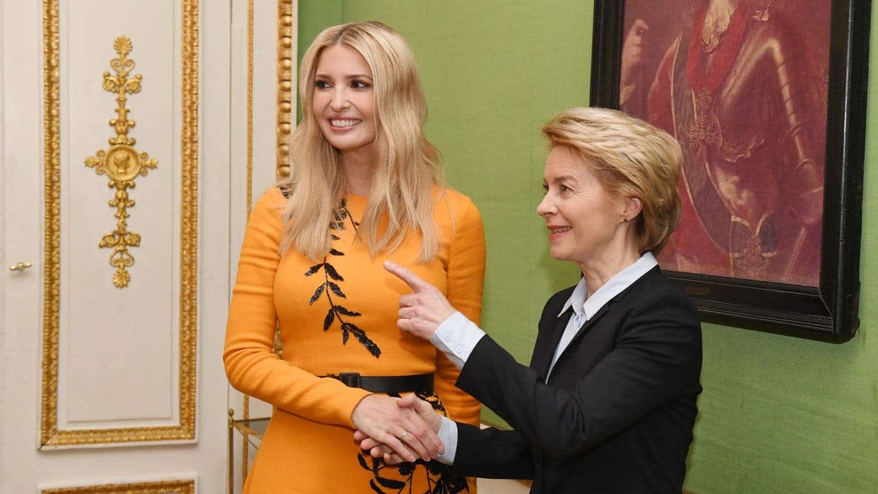 Ursula von der Leyen begrüßt Ivanka Trump in München.