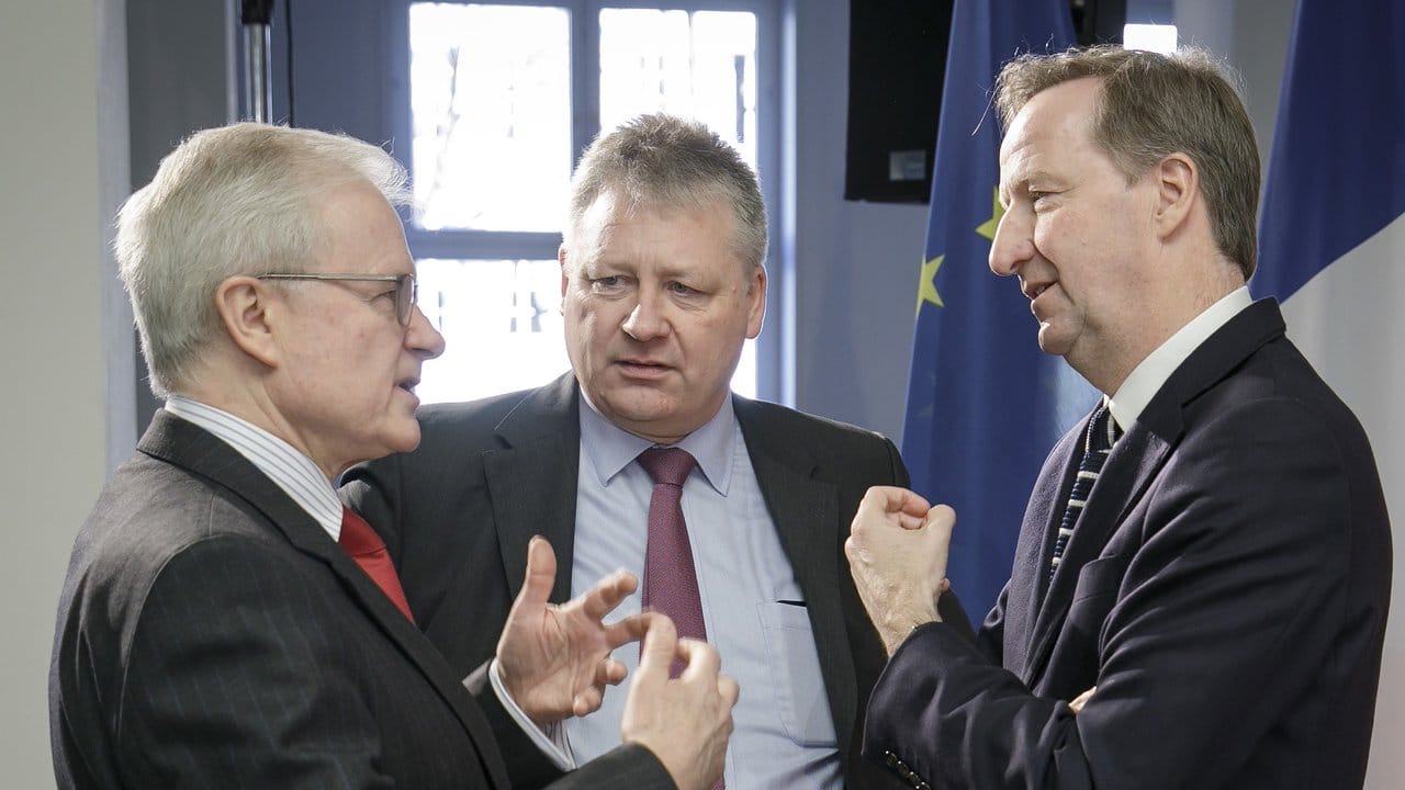 Geheimdienst-Chefs unter sich: BND-Präsident Bruno Kahl (M) unterhält sich mit dem Franzosen Bernard Emie (DGSE, l) und dem Briten Alex Younger (MI6).