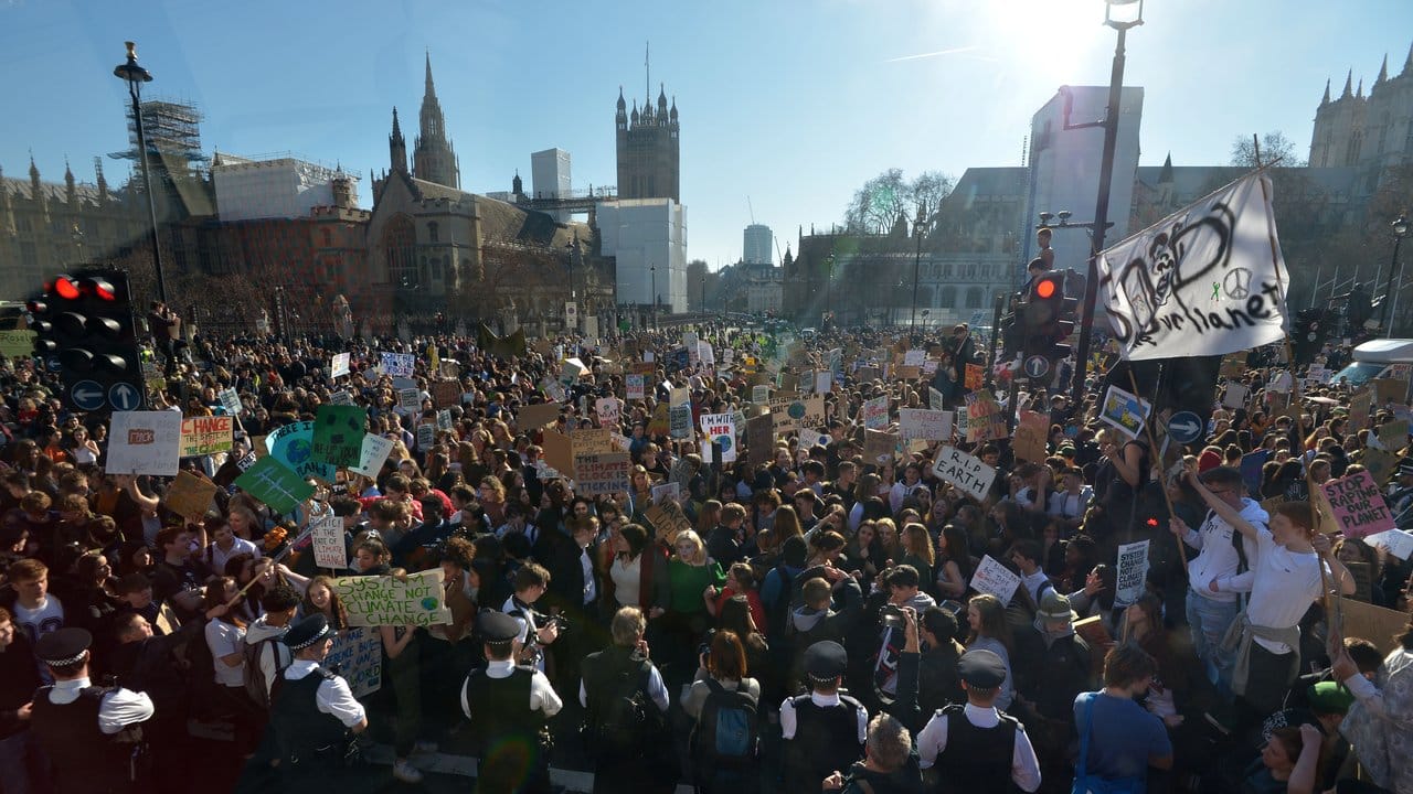 Allein vor dem Parlament in London versammelten sich mehrere Tausend Kinder und Jugendliche.