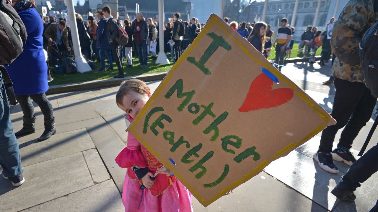"Ich liebe Mutter (Erde)" steht auf dem Schild einer kleinen Demonstrantin.