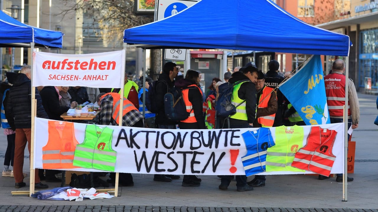 In Magdeburg und weiteren deutschen Städten sind Demonstranten - in farbigen Westen oder ohne - für eine andere Politik auf die Straße gegangen.