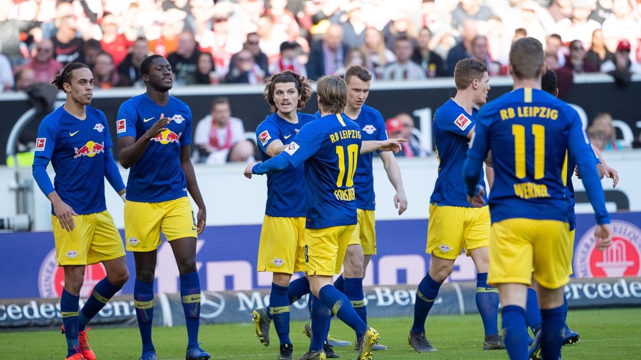 Leipzigs Spieler freuen sich über den Sieg beim VfB Stuttgart.