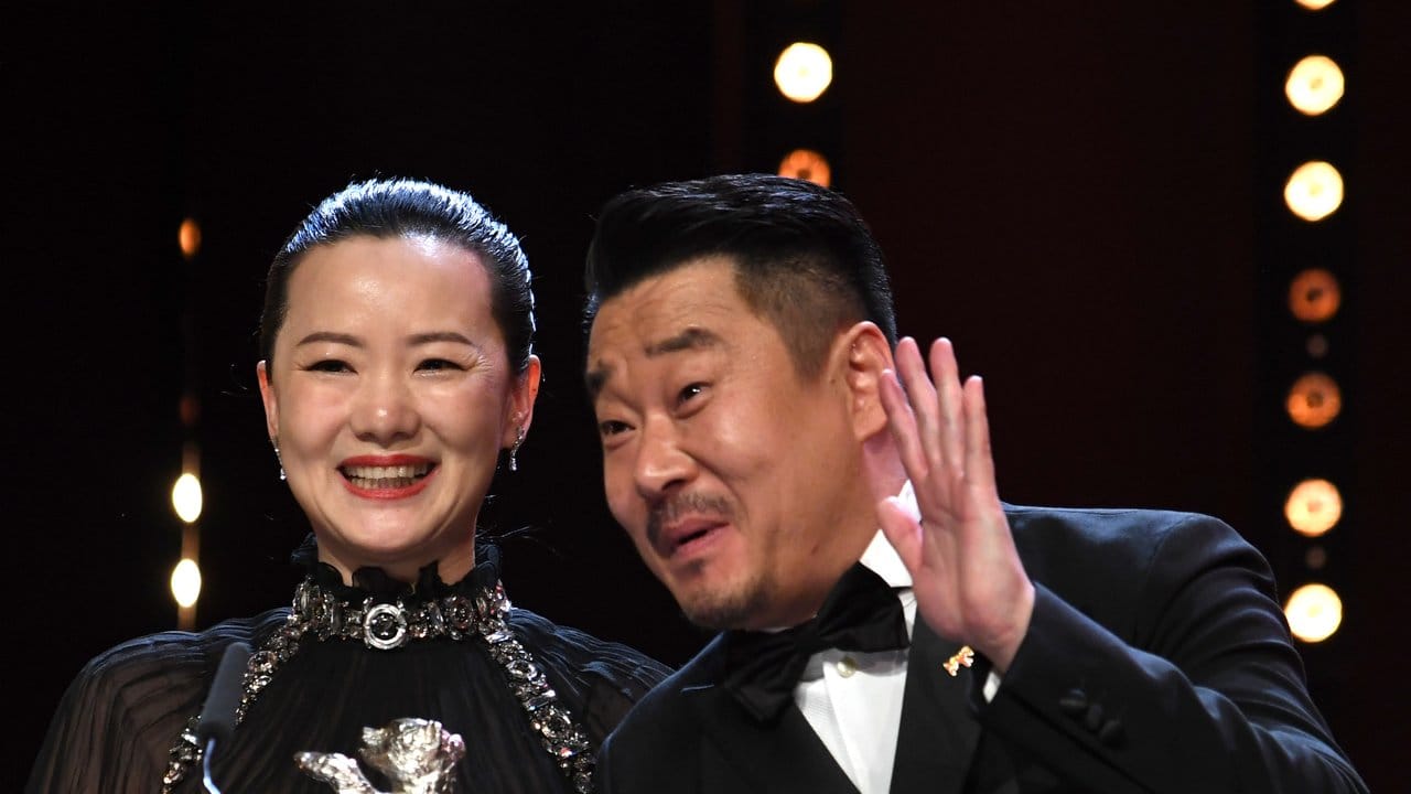 Yong Mei und Wang Jingchun aus dem Film "Di jiu rian chang (So Long, my Son)" wurden als beste Darsteller*innen jeweils mit einem Silbernen Bären ausgezeichnet.