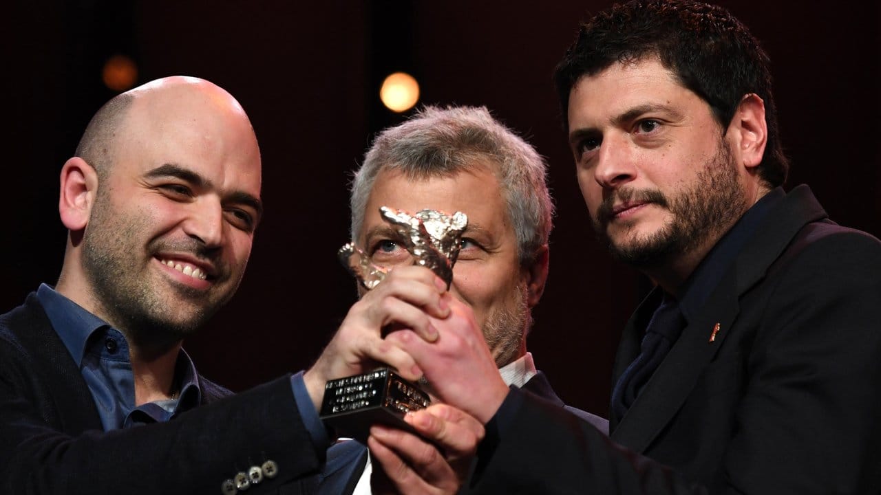 Die Autoren des italienischen Films "Piranhas" sind mit dem Silbernen Bären für das beste Drehbuch geehrt worden: Maurizio Braucci, Claudio Giovannesi und Roberto Saviano (l).