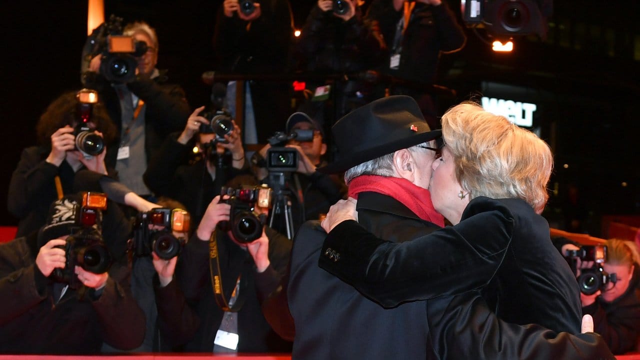Zum Abschluss ein dicker Kuss: Kulturstaatsministerin Monika Grütters und Dieter Kosslick.