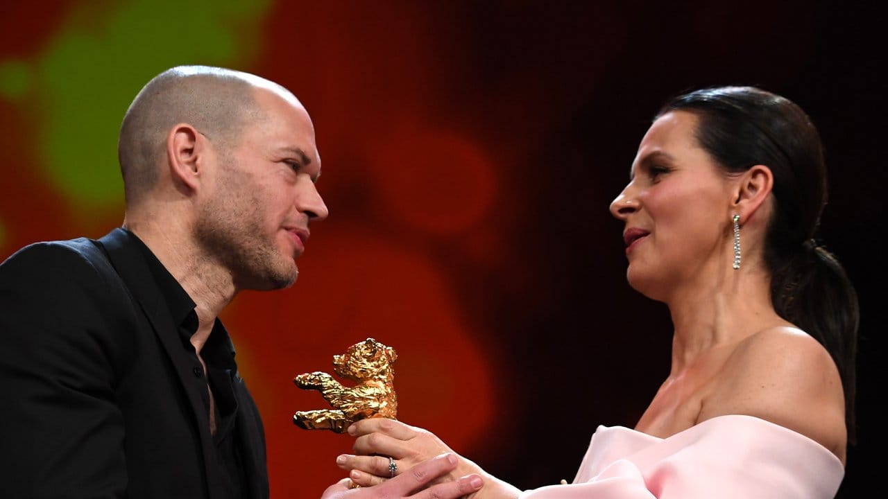 Jury-Präsidentin Juliette Binoche überreicht den Goldenen Bär an Nadav Lapid.