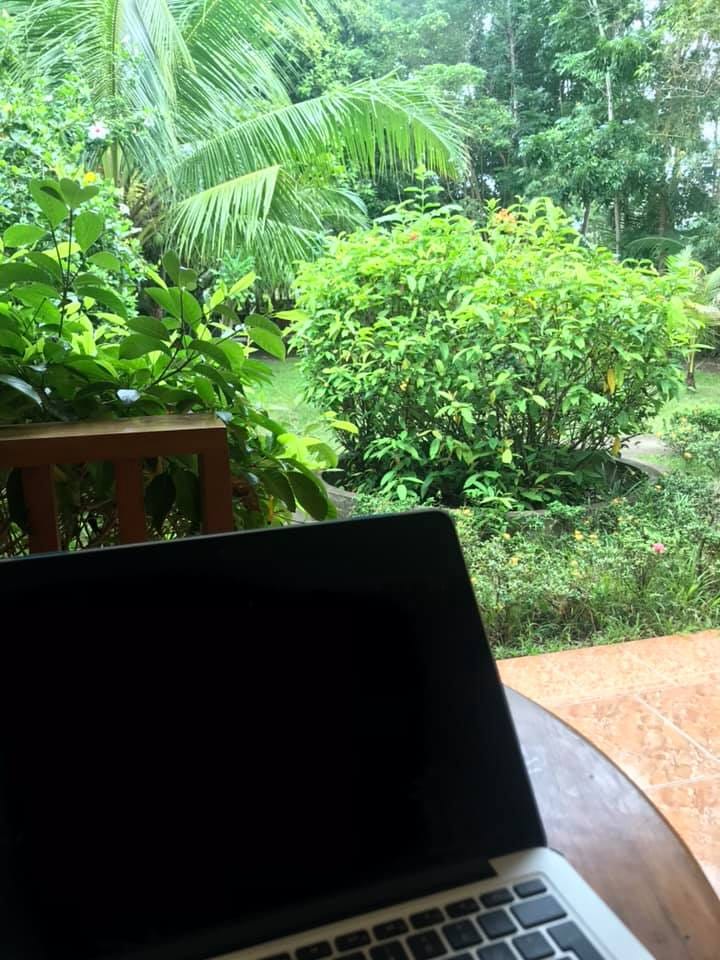 Anne-Marie Jentsch hat ihren Laptop in Panglao (Philippinen) aufgeklappt.