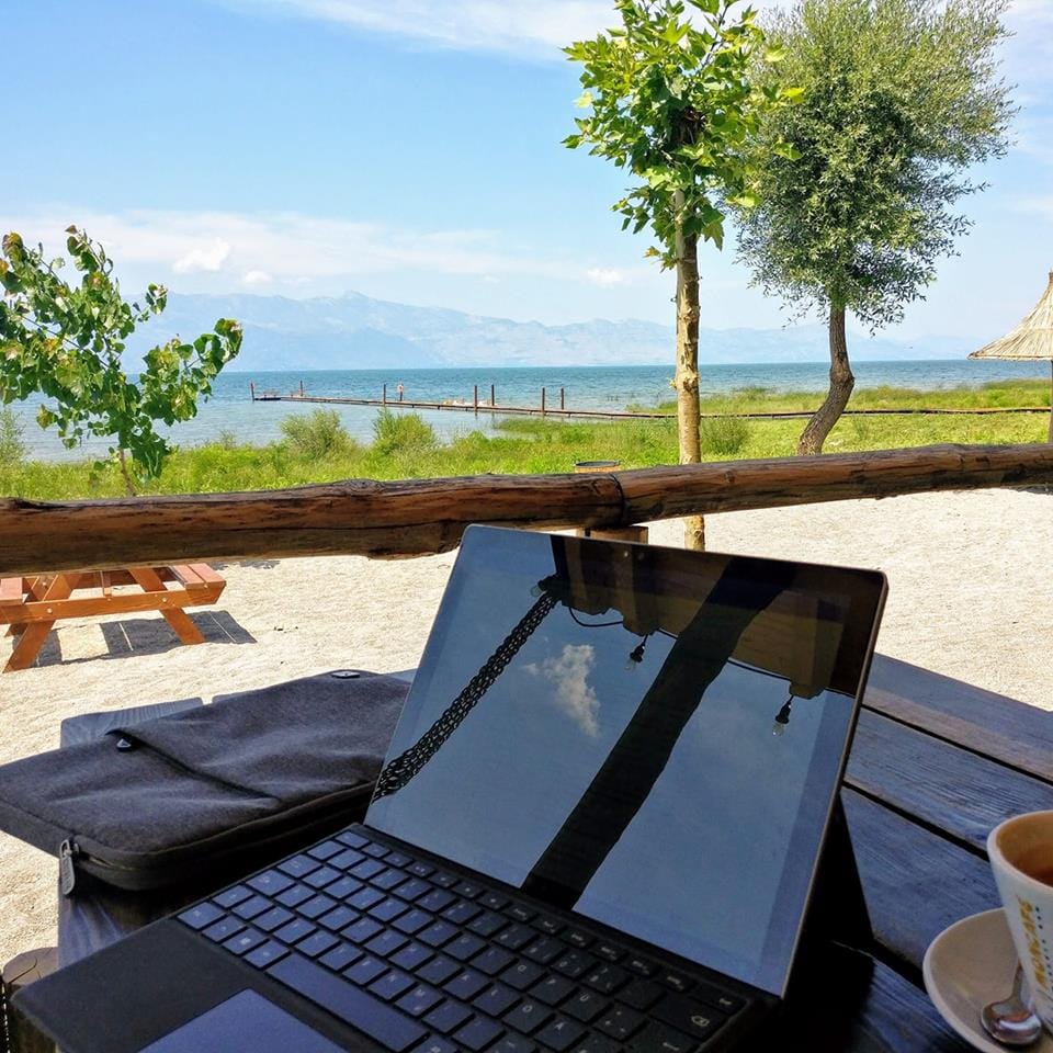 Auch an Albaniens Küste kann man als Digitaler Nomade prima arbeiten, dazu sind die Kosten günstig. Hier der Arbeitsplatz von Bert Kuypers.