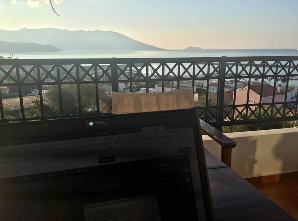 Auf der griechischen Insel Samos hat Monika Weber sich eingerichtet und genießt die Aussicht.