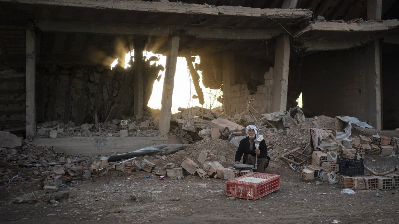 Ein Mann verkauft Hühner im zerstörten Hajin in Ostsyrien.