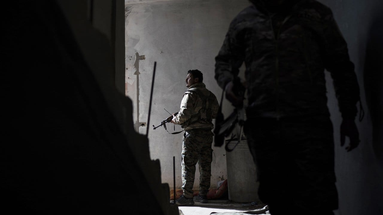 Kurdische Milizen in Baghus am Euphrat suchen nach IS-Kämpfern.