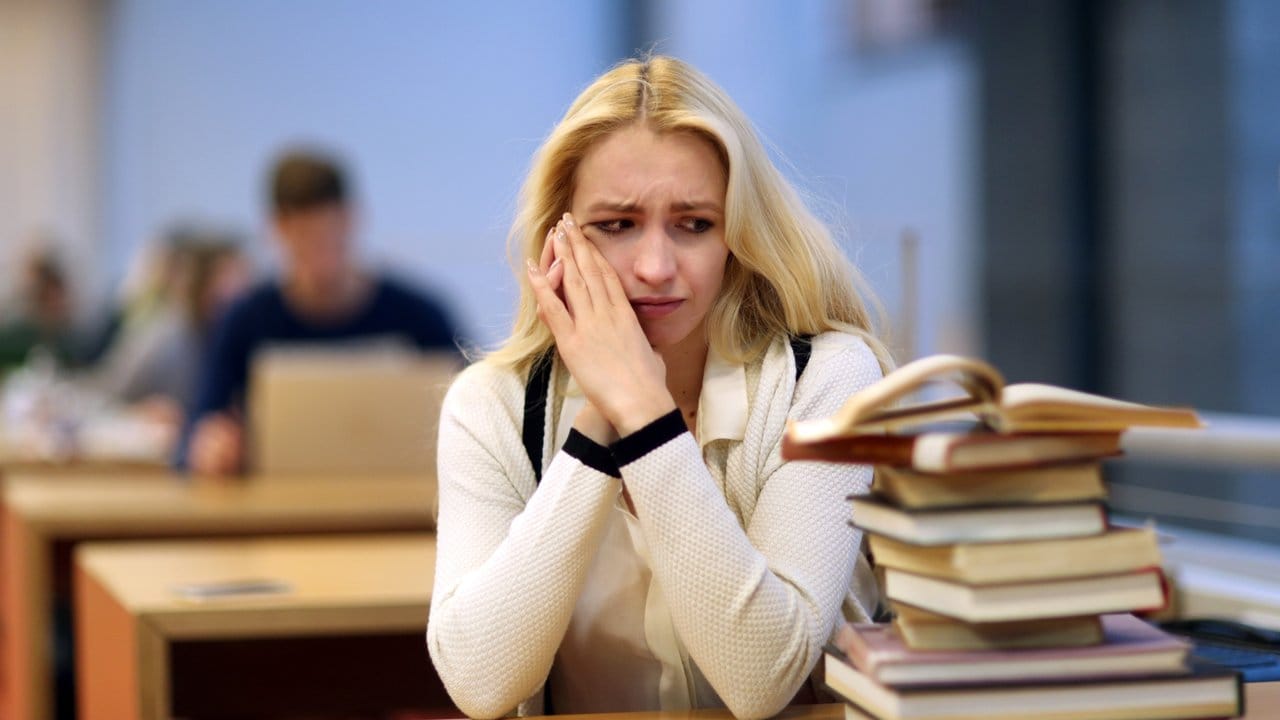 Wenn schon das Wort Prüfung negative Gefühle auslöst, fällt das Anfangen schwer: Wer einen Zeitpunkt, eine Zeitspanne und einen Ort für Uni-Aufgaben festlegt, kann sich aber überlisten.