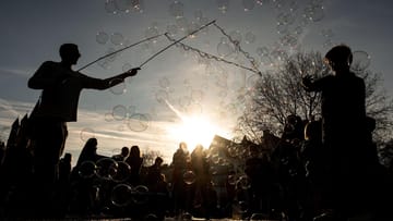Ein Straßenkünstler macht Seifenblasen: Das Frühlingswetter im Februar bereitete vielen Menschen am Wochenende Freude.