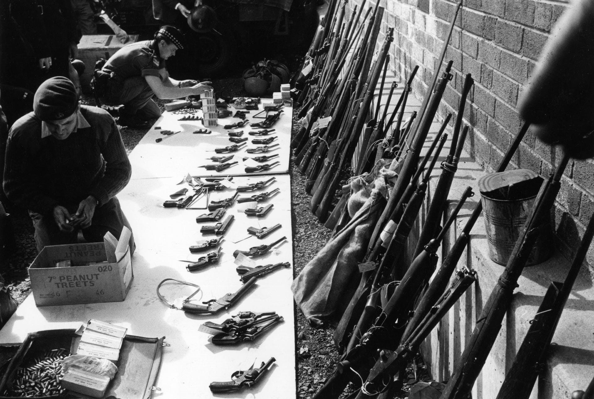 Gewehre und Pistolen: Britische Soldaten durchsuchen im Juli 1970 ein Waffenlager der katholischen IRA in Belfast.