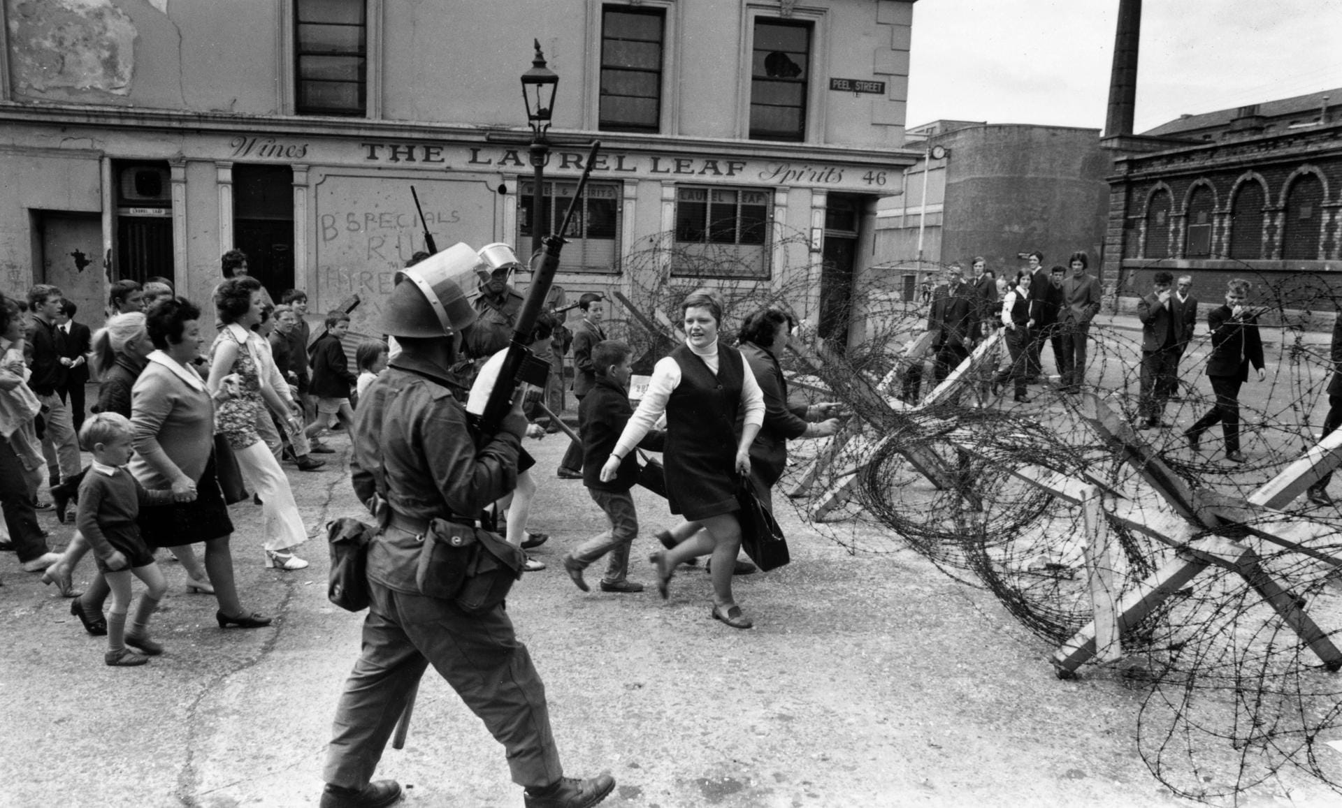 Schwer bewaffnet: Britische Soldaten leiten einen Protest gegen eine Ausgangssperre in Belfast um.