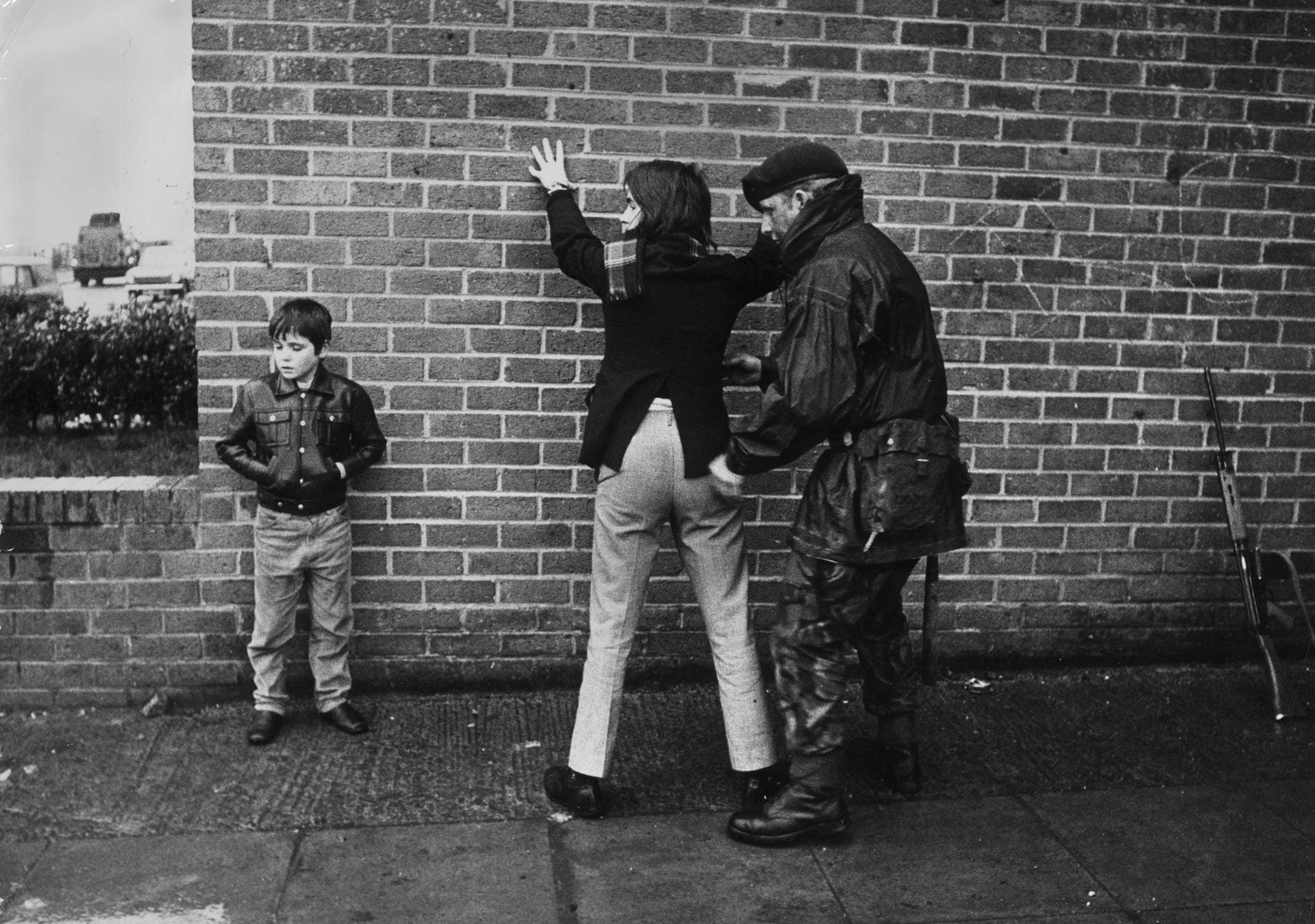 Alltägliche Kontrollen: Ein britischer Soldat durchsucht 1971 einen Jugendlichen in Belfast.
