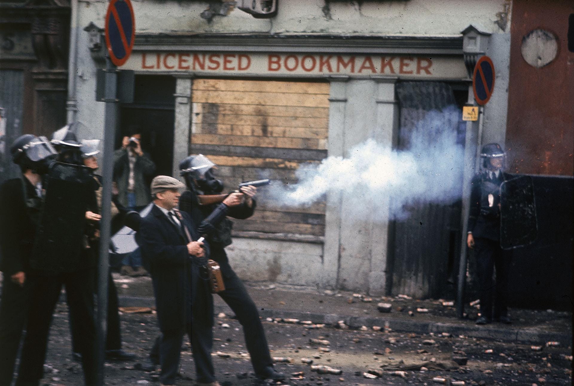 Mit Tränengas feuert die Polizei im August 1969 in Londonderry auf Demonstranten.