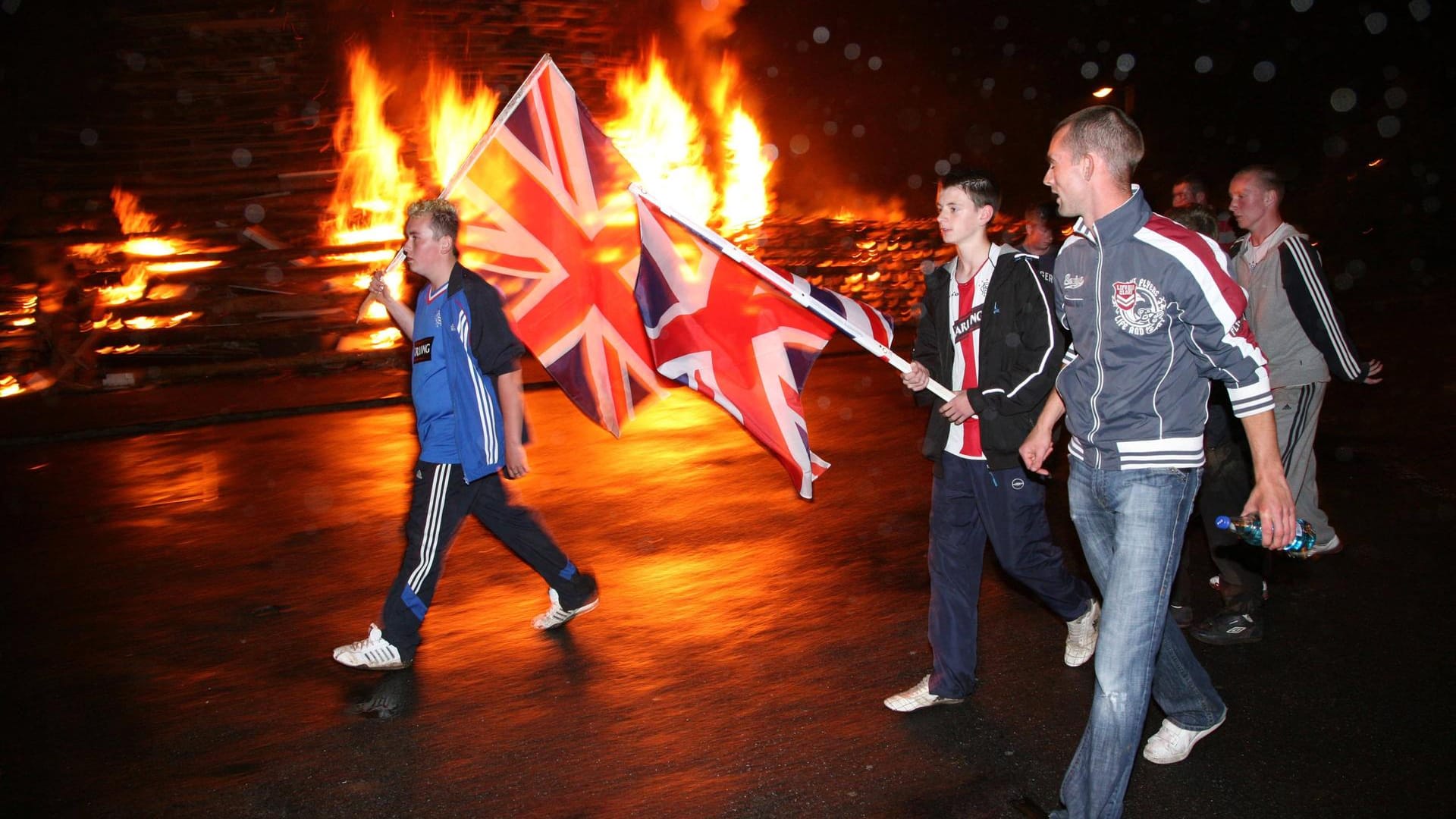 Mitglieder des Oranier-Ordens, einer Organisation radikaler Protestanten, ziehen am 12. Juli 2007 durch Belfast.