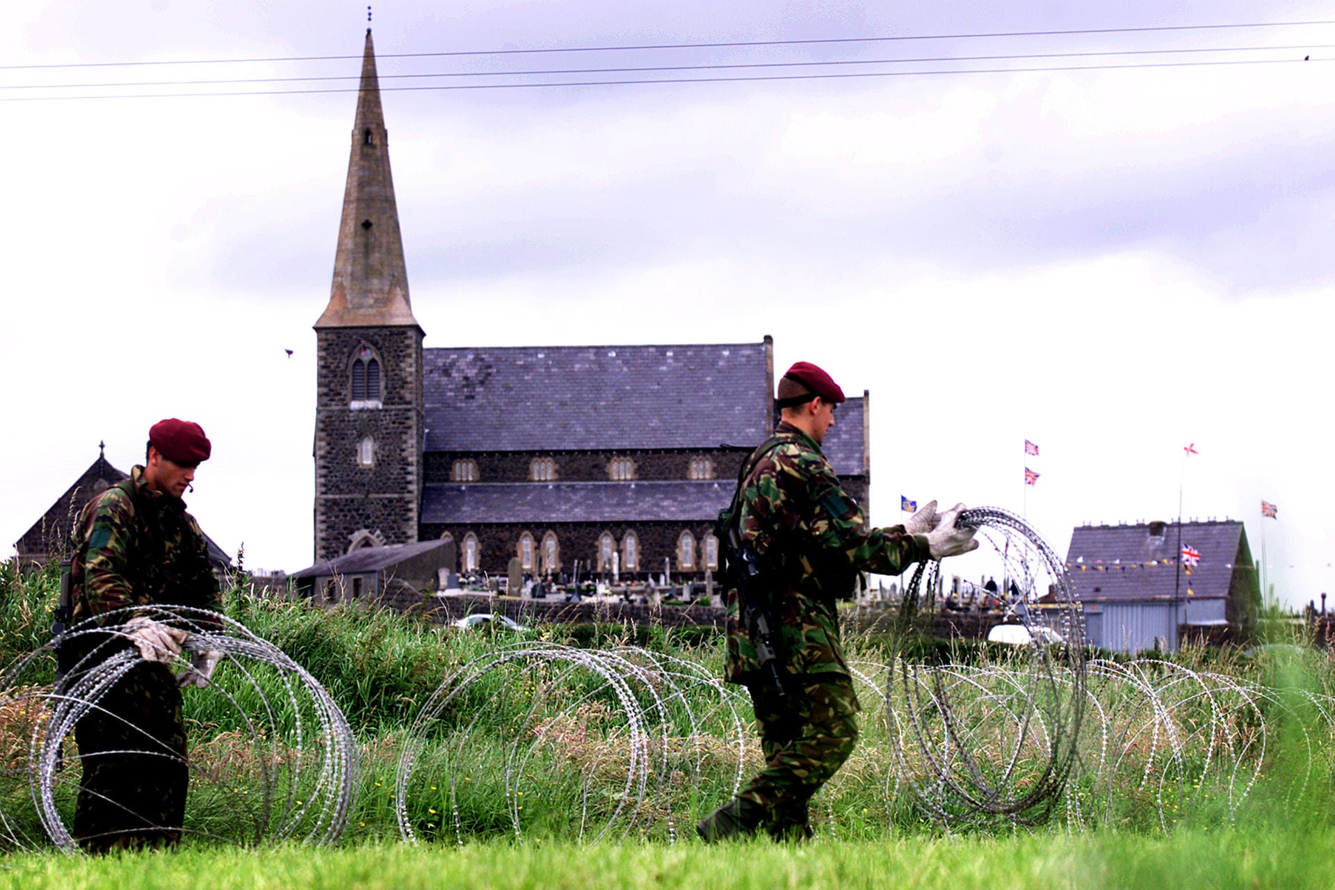 Sicherheitsvorkehrungen: Soldaten errichten 2002 einen Stacheldrahtzaun, um Auseinandersetzungen am Rande eines Marsches zu verhindern.