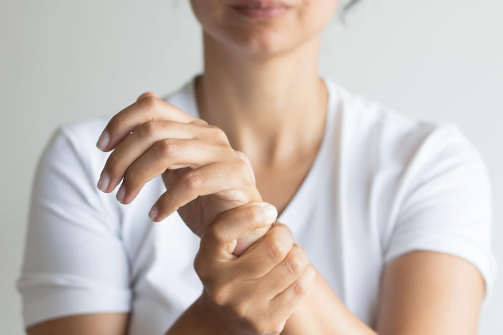 Rheuma-Patienten leiden an Gelenkschmerzen. Häufig betroffen sind die Hände.