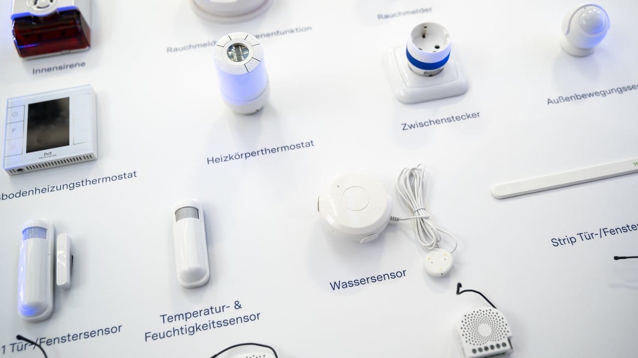 Ein Smart Home machen längst nicht nur die großen Geräte aus: Genau so wichtig sind Thermostate, Stecker, Sensoren - alle miteinander vernetzt und zentral steuerbar. Ein Smart Home machen längst nicht nur die großen Geräte aus: Genau so wichtig sind Thermostate, Stecker, Sensoren - alle miteinander vernetzt und zentral steuerbar.