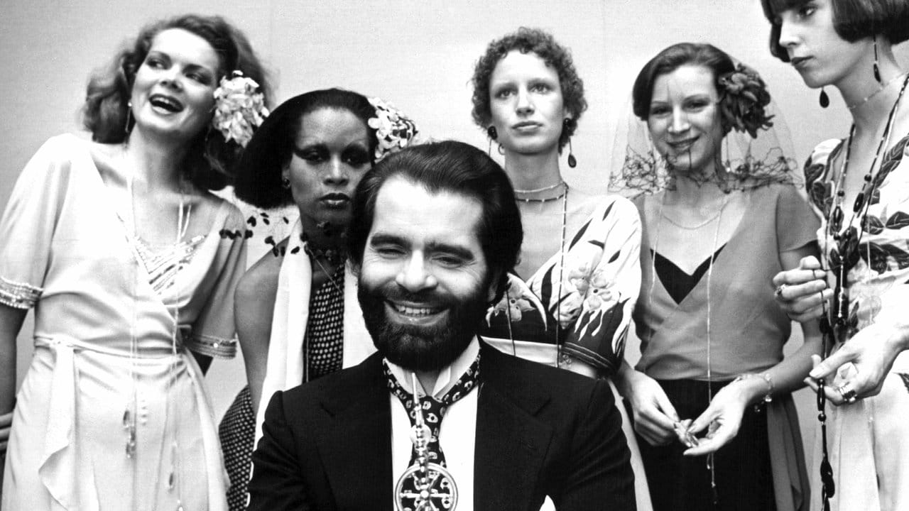 Karl Lagerfeld inmitten einiger Models im Jahr 1973.