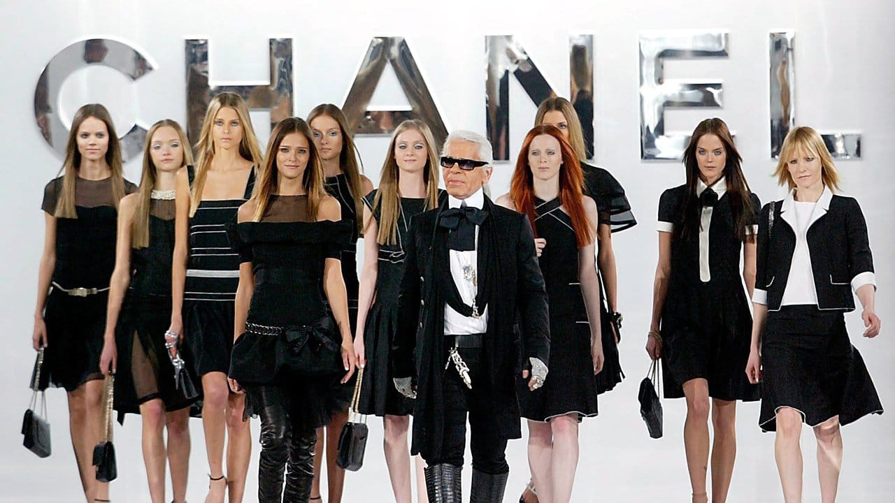 Die Modewelt trauert um Karl Lagerfeld.