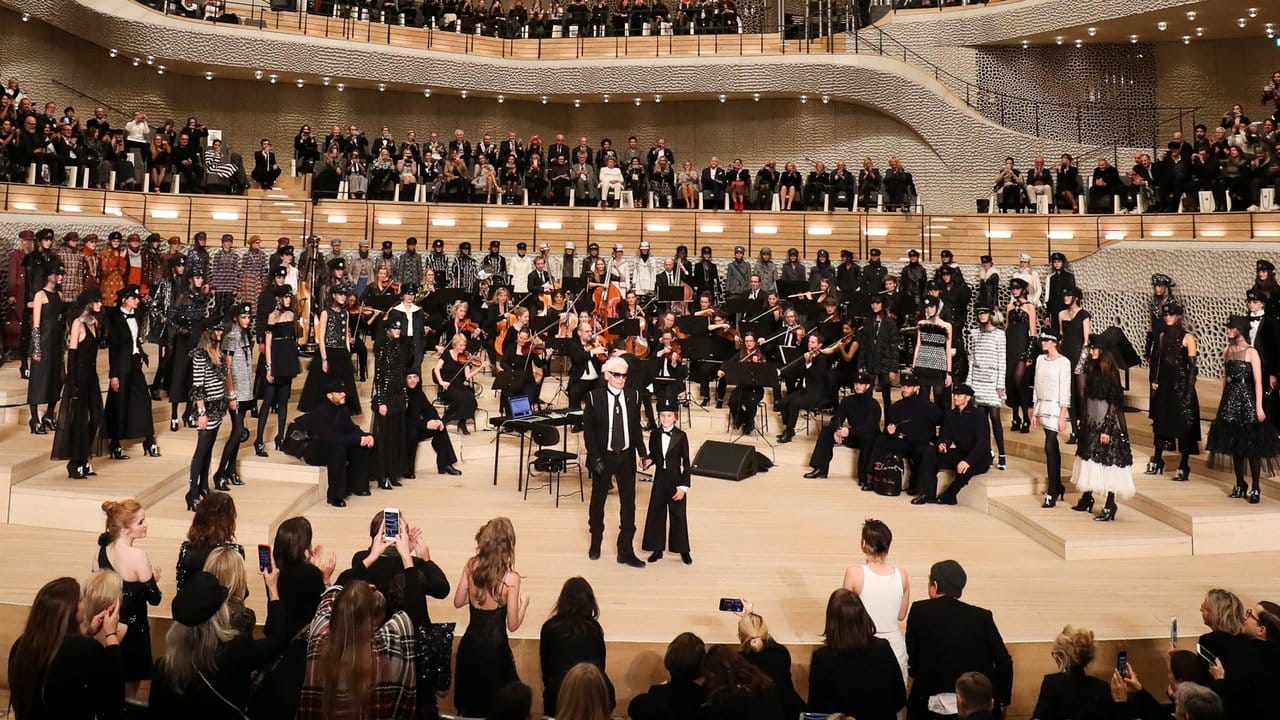 Im Dezember 2017 zeigte Karl Lagerfeld seine Kreationen in der Hamburger Elbphilharmonie.