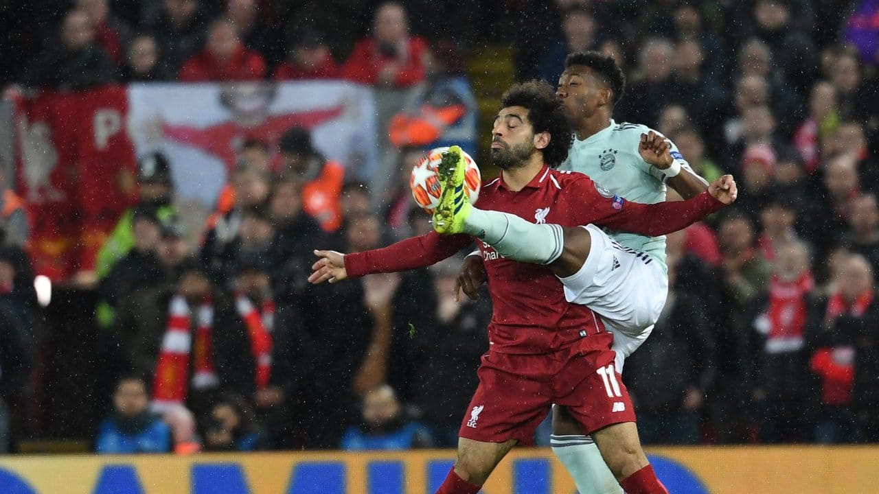 Sinnbildlich für das Spiel: David Alaba (r) verteidigt stark gegen Mohamed Salah.