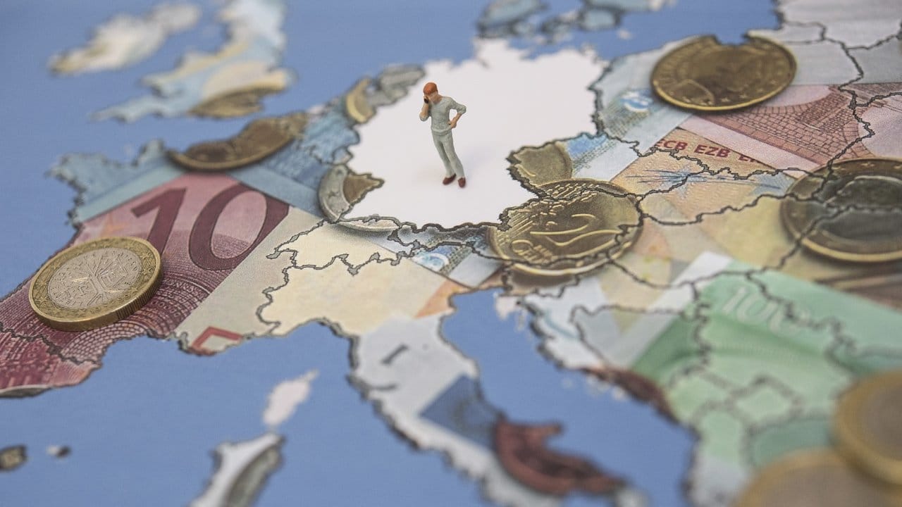 Wer auf Kreditangebote aus dem Ausland im Internet stößt, sollte sich genau anschauen, wer sich dahinter verbirgt. Wer auf Kreditangebote aus dem Ausland im Internet stößt, sollte sich genau anschauen, wer sich dahinter verbirgt.