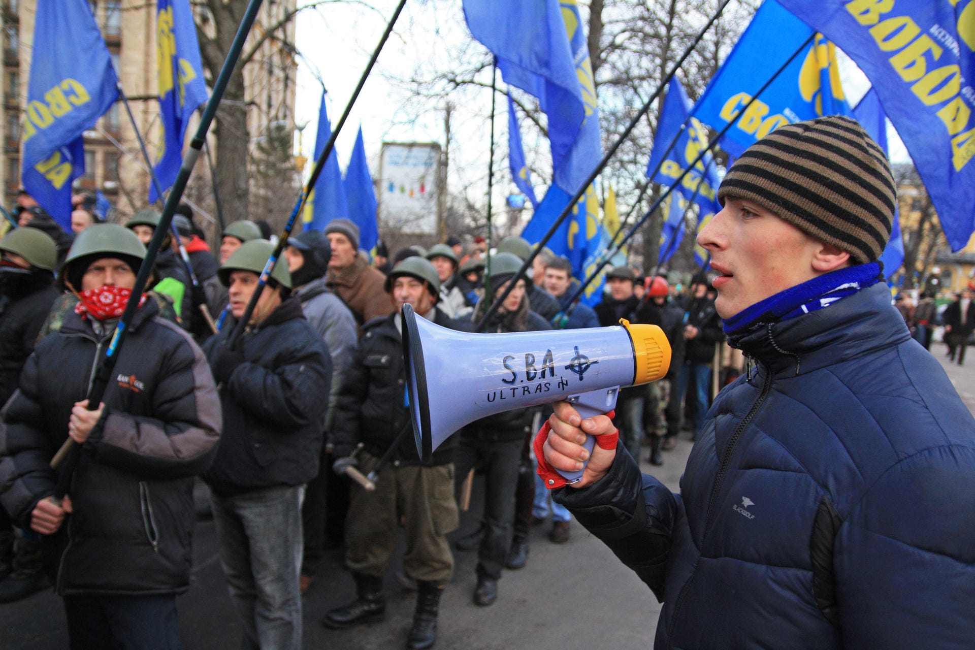 18. Februar 2014: Anhänger der rechtsextremen Svoboda-Partei machen sich bereit. Sie wollen zusammen mit Tausenden anderen Demonstranten an diesem Morgen in Richtung Parlament ziehen.
