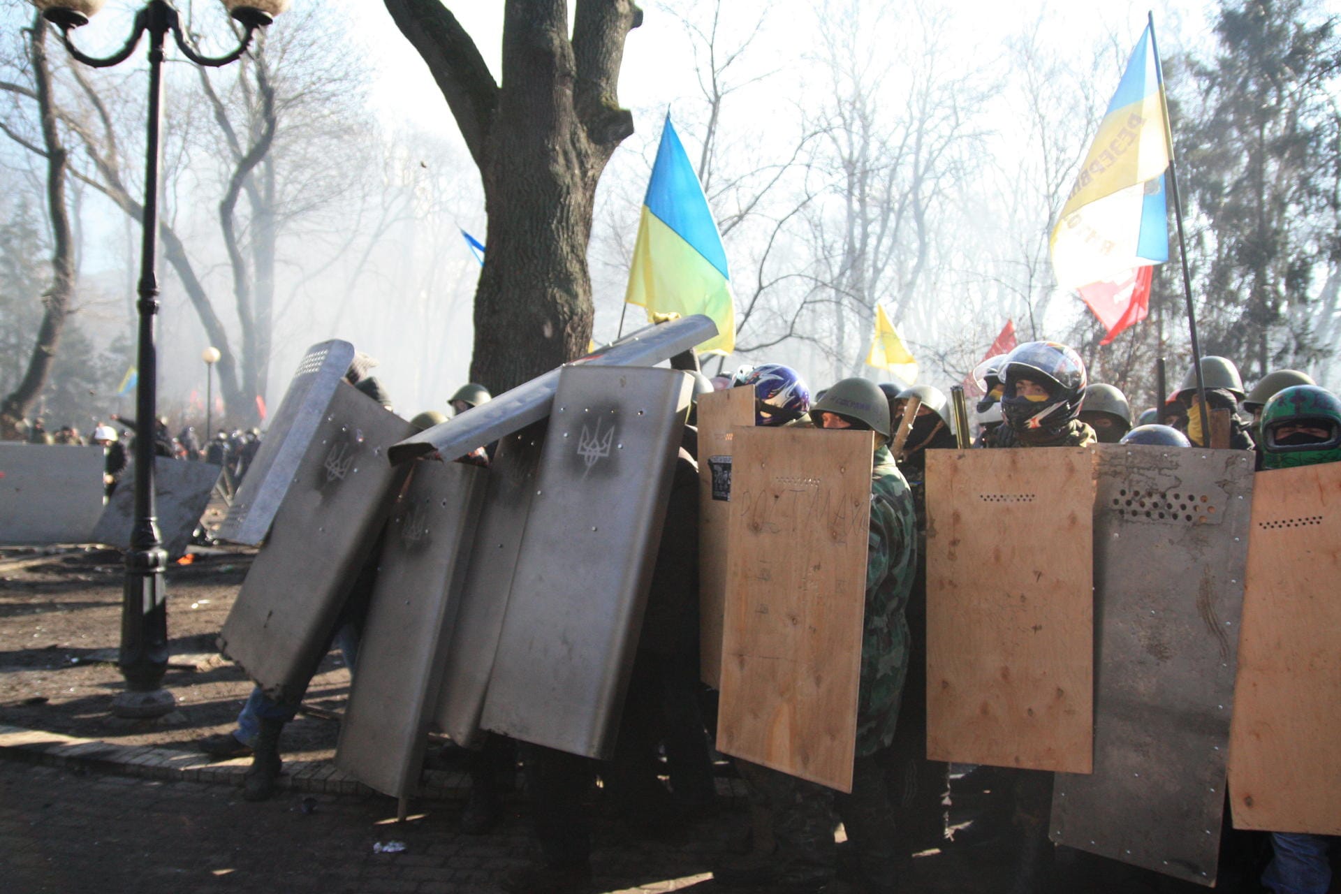 18. Februar 2014: Ähnlich wie die Polizisten sind auch die Demonstranten mit Schutzschildern bewaffnet.
