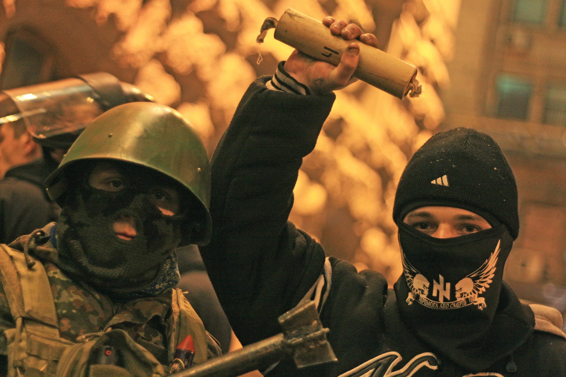 16. Februar 2014: Unter den Demonstranten waren auch Rechtsextreme und Fußball-Hooligans. Der Mann rechts hält eine selbstgebasteltete Rauchbombe hoch.