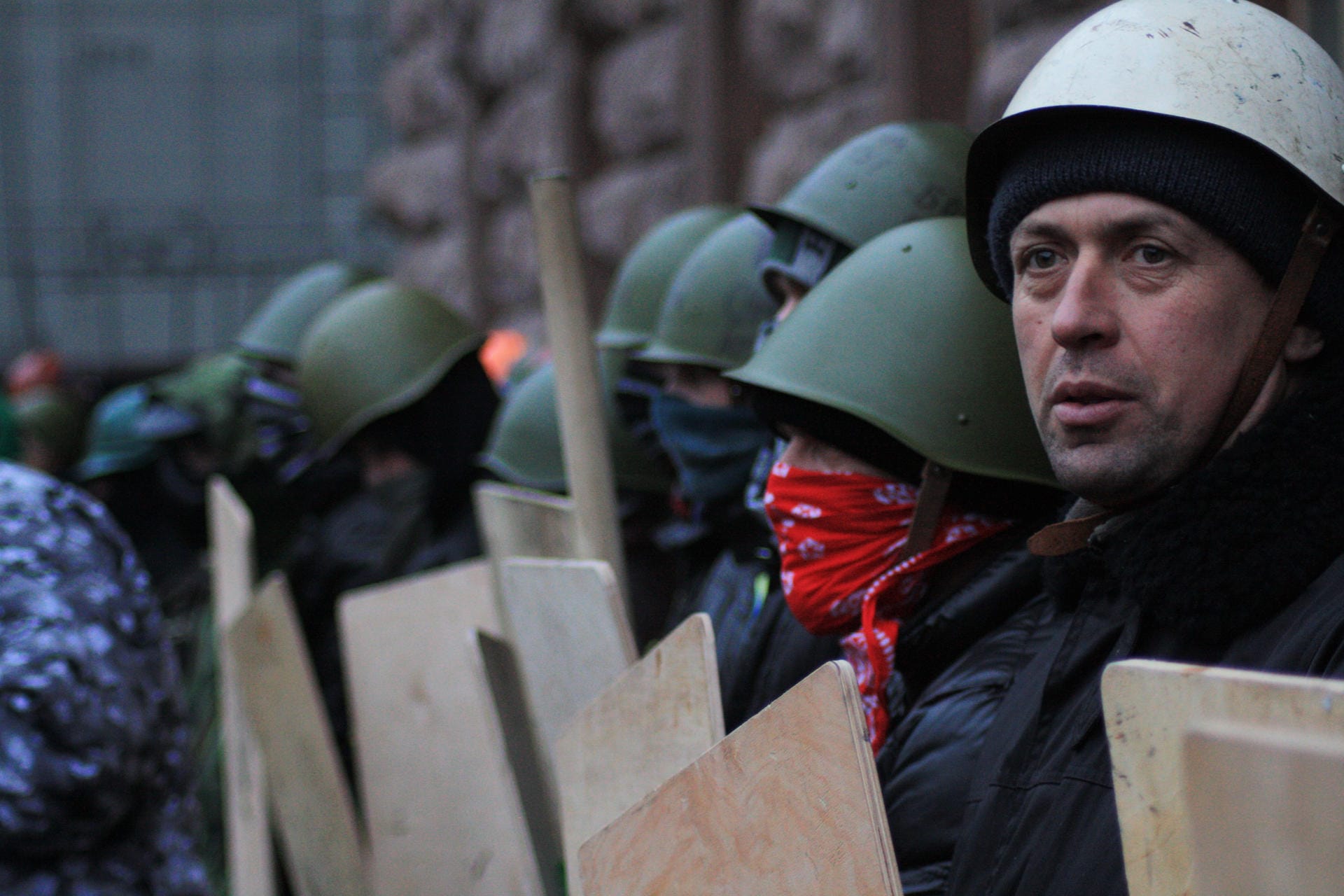 16. Februar 2014: An der Protestbewegung gegen den früheren Präsidenten Viktor Janukowitsch bestand aus allen Teilen der Gesellschaft und politischen Parteien. Vor allem Männer organisierten sich in Hundertschaften, um die anderen Demonstranten zu schützen.