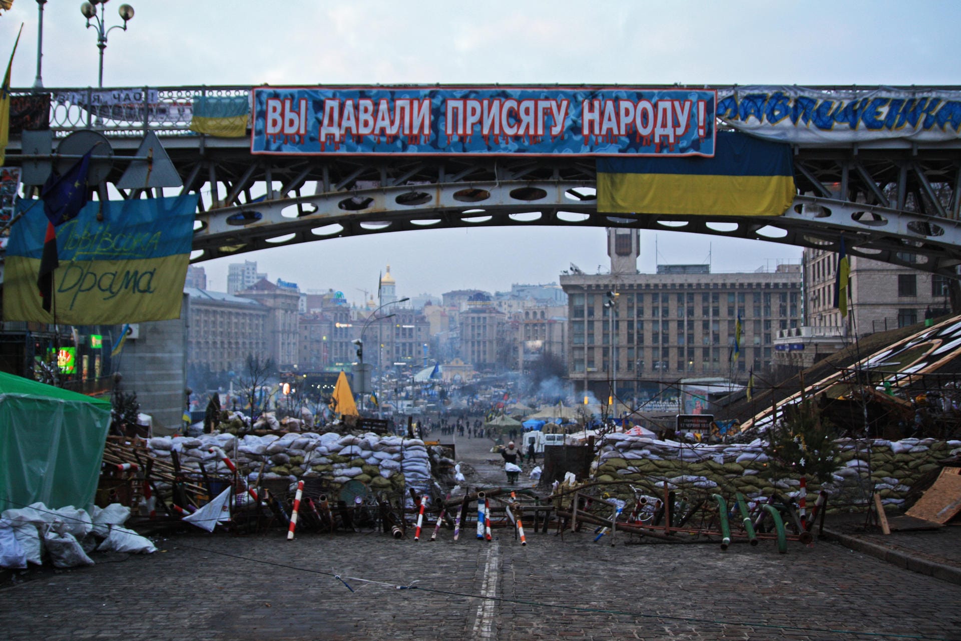 15. Februar 2013: Teilweise sind die Barrikaden rund um den Maidan mehrere Meter hoch und besteht aus Eis, Sand, Autoreifen und Schrott.
