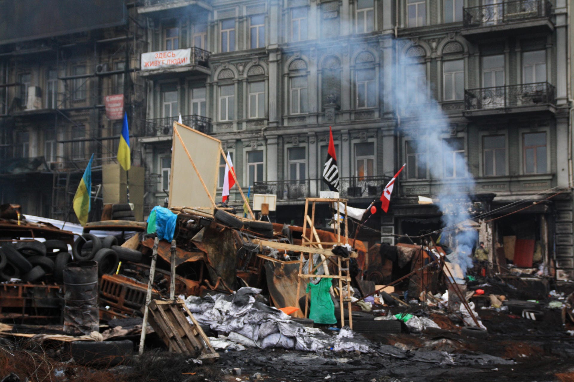 15. Februar 2014: Rauch steigt vor einer Barrikade auf. Die Polizei belagert weiter das Zeltlager der Demonstranten. Der Tag vergeht friedlich.