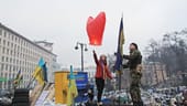 14. Februar 2014: Ein Liebespaar lässt auf den Barrikaden nahe des Maidan-Platzes anlässlich des Valentinstages einen Ballon in Herzform aufsteigen.