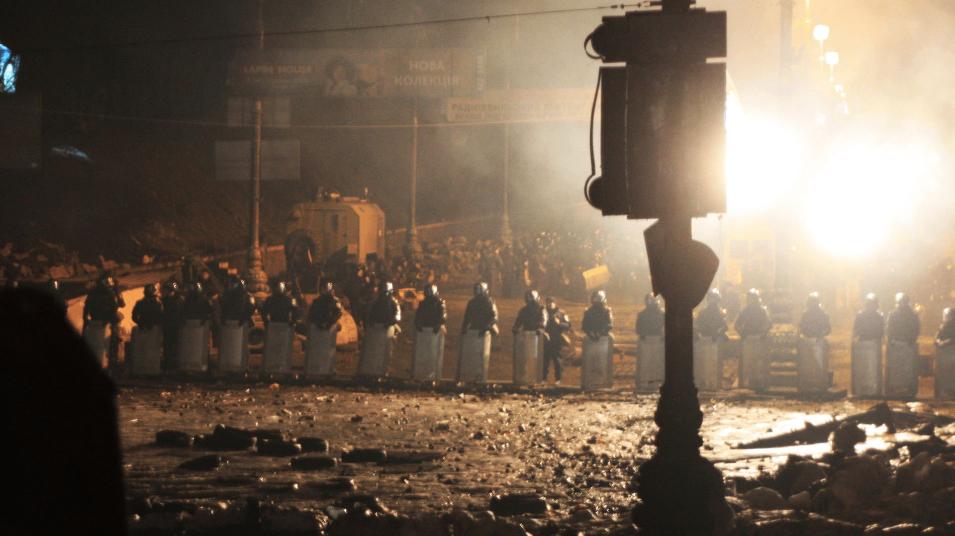 Über Wochen standen sich Demonstranten und Polizei bei den Euromaidan-Protesten in Kiew gegenüber wie hier am 13. Februar 2014. Da ahnte noch niemand, welche gewaltvollen Ereignisse sich wenige Tage später ereignen.