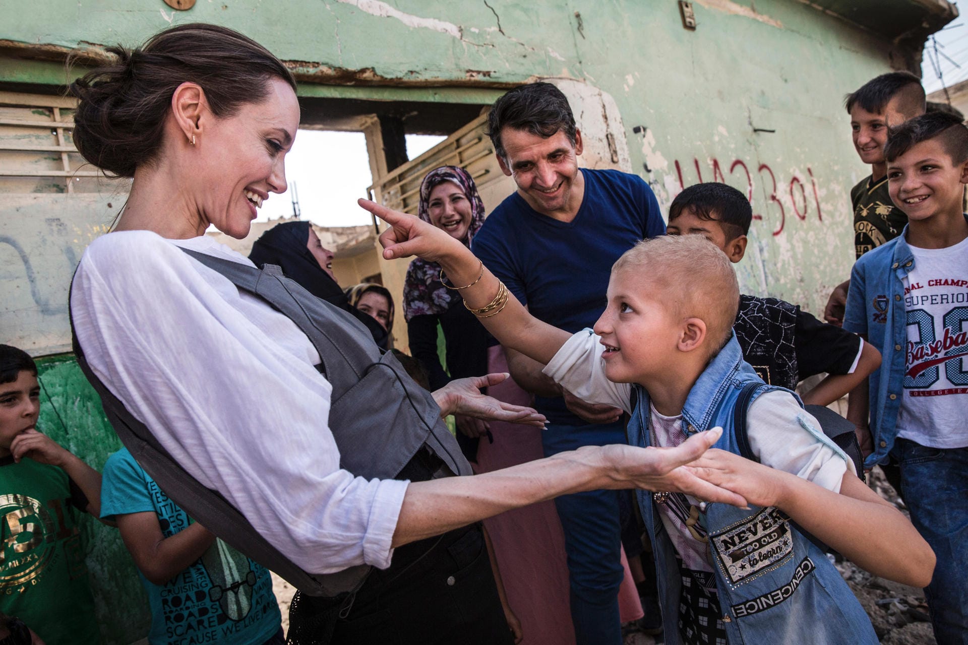 Im Juni 2018 besucht Hollywood-Star und UNHCR-Sonderbotschafterin Angelina Jolie die Ruinen von Mossul. Dort traf die Schauspielerin auch auf Falak. Die 8-Jährige leidet unter einer Erbkrankheit und einer posttraumatischen Belastungsstörung. Wie sie Jolie erzählte, sah sie während der IS-Herrschaft, wie vor ihren Augen ein Mann erschossen wurde.