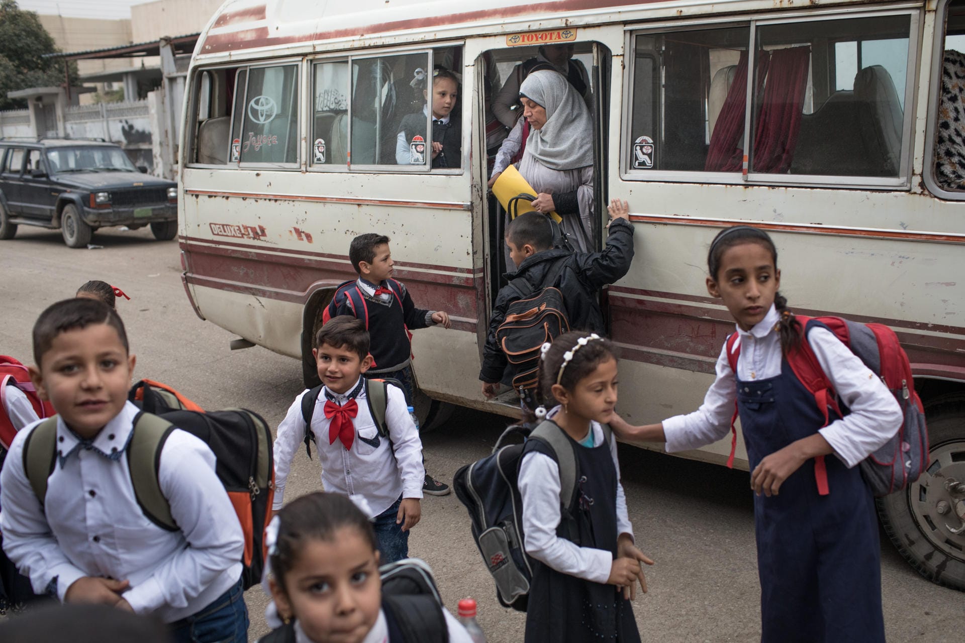 November 2017: Kinder treffen per Bus vor einer Schule im Westen Mossuls ein.