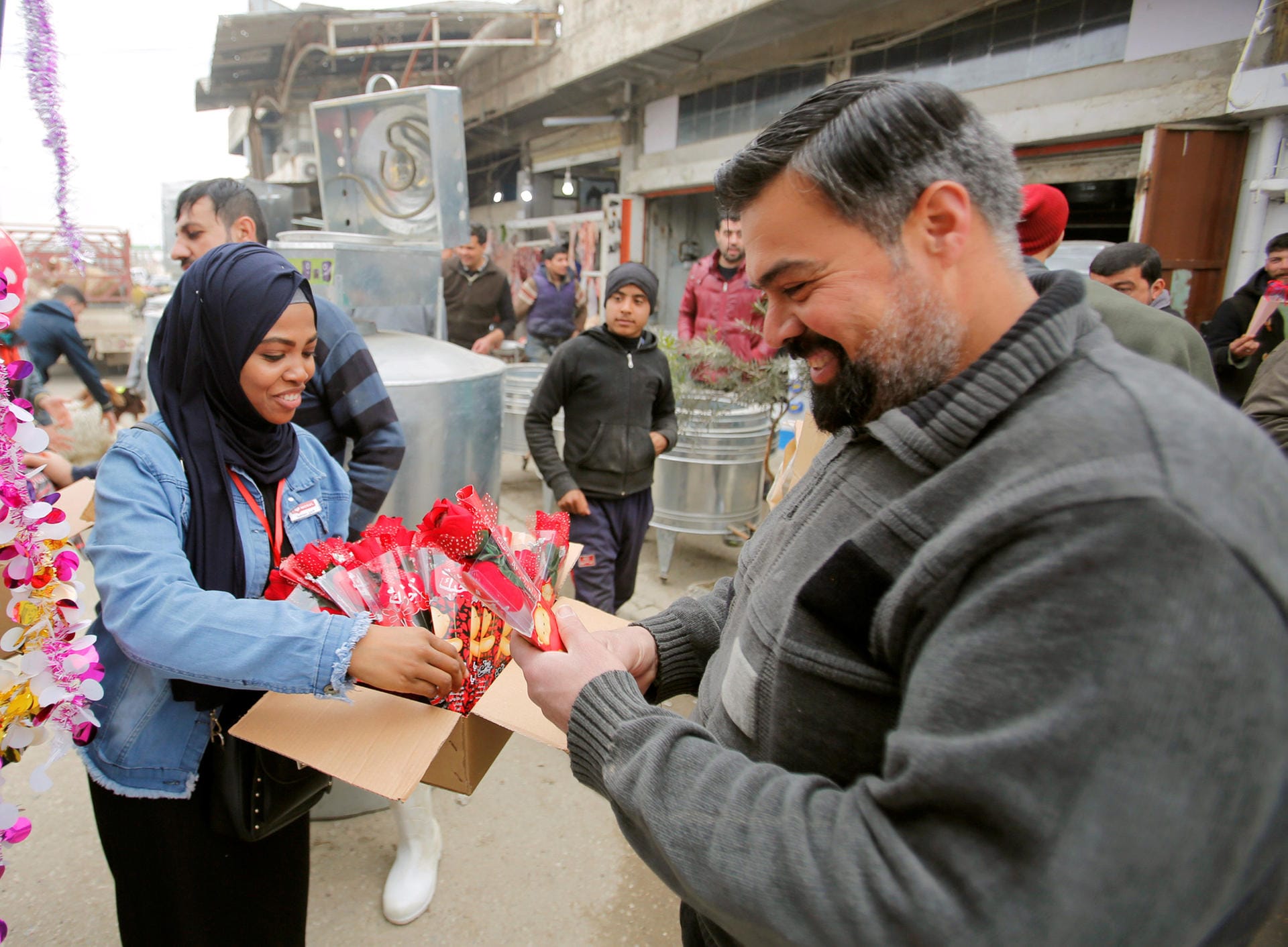 Botschaft der Liebe: Am Valentinstag verteilen Aktivisten Blumen an Passanten in Mossul.