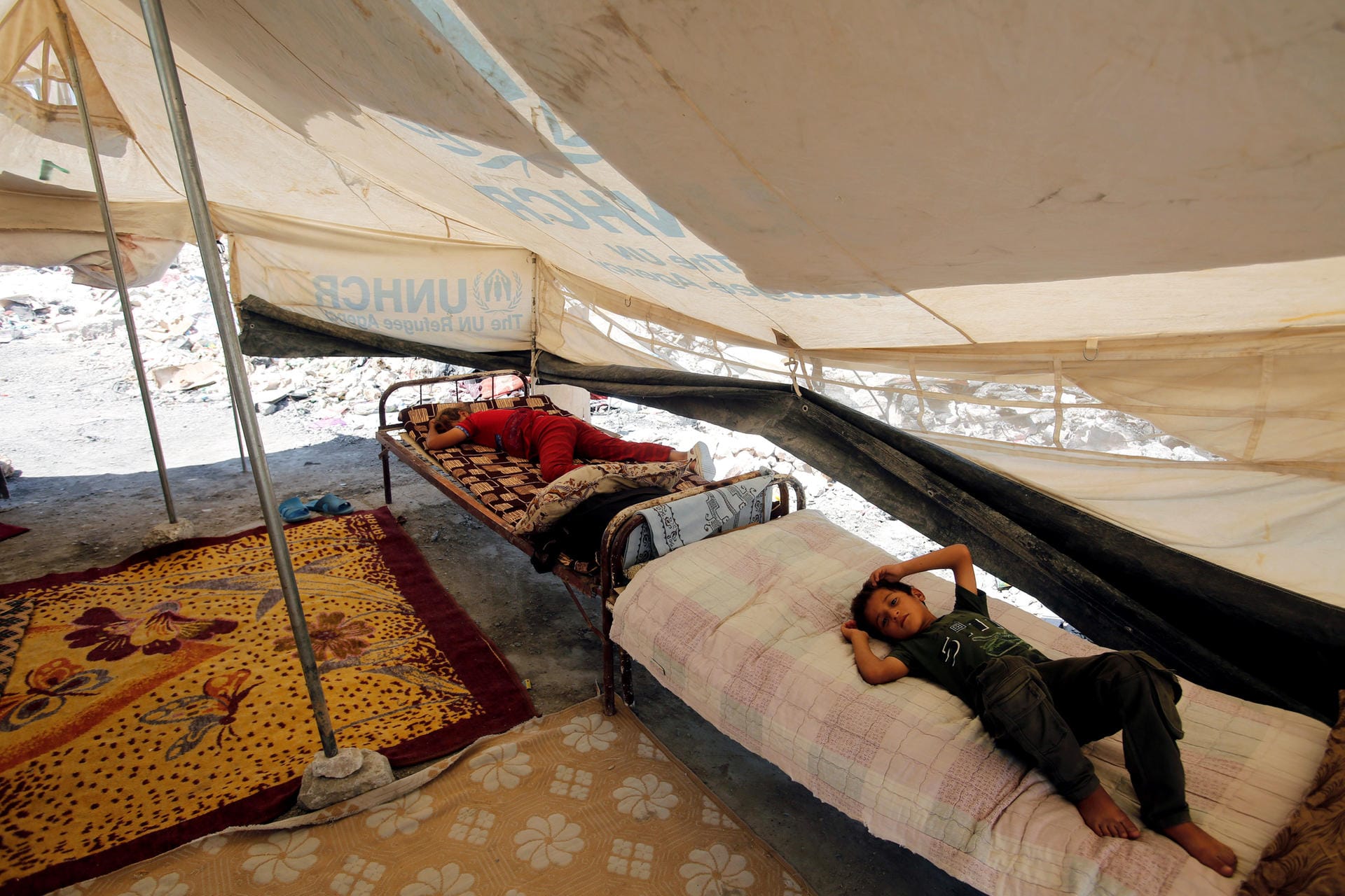 August 2018: Weil es an Wohnungen und Häusern in der Stadt fehlt, liegen Kinder in der Altstadt in Zelten des UN-Flüchtlingshilfswerks auf Liegen.