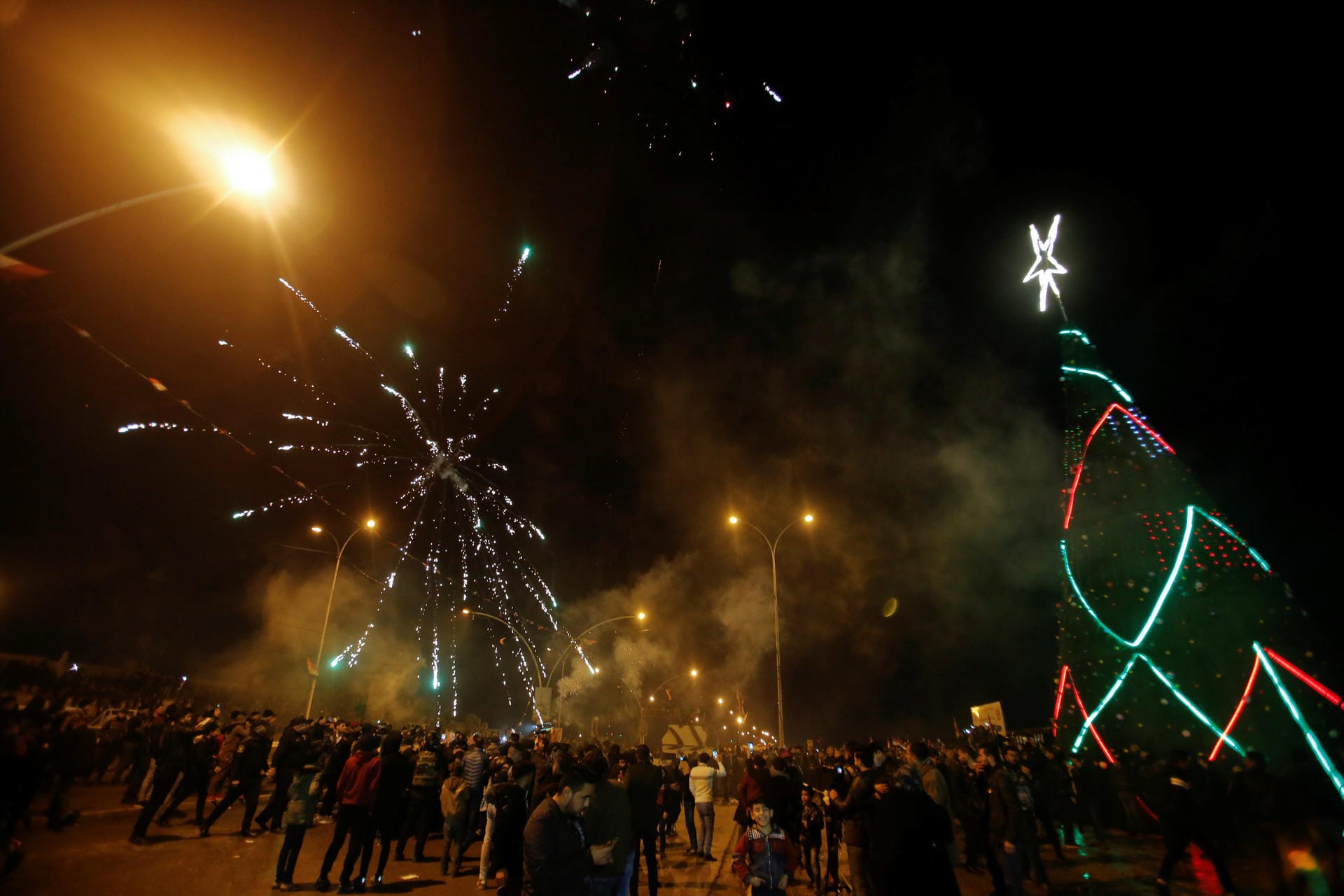 Feuerwerk mit Weihnachtsbaum: Mossul feiert den Jahreswechsel 2018/19.